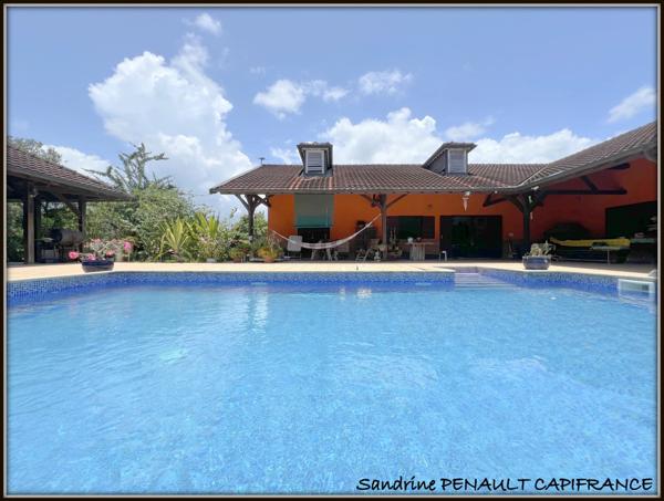 A VENDRE A KOUROU (GUYANE FRANCAISE) UNE SPLENDIDE PROPRIETE - VILLA T4 DE 120 m² - POOL HOUSE - CARBET SUR PILOTIS - SUPERFICIE TERRAIN 2 HECTARES - AU PRIX DE 678 000 €.