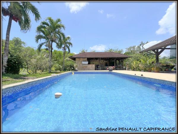 A VENDRE A KOUROU (GUYANE FRANCAISE) UNE SPLENDIDE PROPRIETE - VILLA T4 DE 120 m² - POOL HOUSE - CARBET SUR PILOTIS - SUPERFICIE TERRAIN 2 HECTARES - AU PRIX DE 678 000 €.