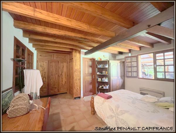 A VENDRE A KOUROU (GUYANE FRANCAISE) UNE SPLENDIDE PROPRIETE - VILLA T4 DE 120 m² - POOL HOUSE - CARBET SUR PILOTIS - SUPERFICIE TERRAIN 2 HECTARES - AU PRIX DE 678 000 €.