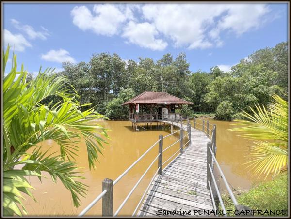 A VENDRE A KOUROU (GUYANE FRANCAISE) UNE SPLENDIDE PROPRIETE - VILLA T4 DE 120 m² - POOL HOUSE - CARBET SUR PILOTIS - SUPERFICIE TERRAIN 2 HECTARES - AU PRIX DE 678 000 €.