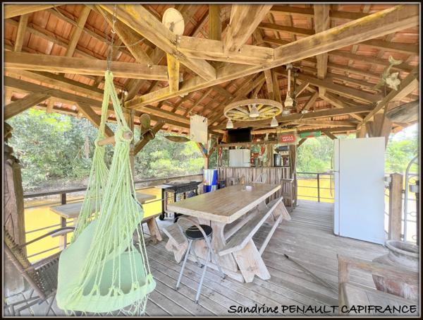 A VENDRE A KOUROU (GUYANE FRANCAISE) UNE SPLENDIDE PROPRIETE - VILLA T4 DE 120 m² - POOL HOUSE - CARBET SUR PILOTIS - SUPERFICIE TERRAIN 2 HECTARES - AU PRIX DE 678 000 €.