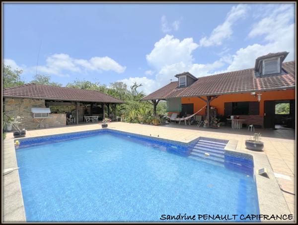 A VENDRE A KOUROU (GUYANE FRANCAISE) UNE SPLENDIDE PROPRIETE - VILLA T4 DE 120 m² - POOL HOUSE - CARBET SUR PILOTIS - SUPERFICIE TERRAIN 2 HECTARES - AU PRIX DE 678 000 €.