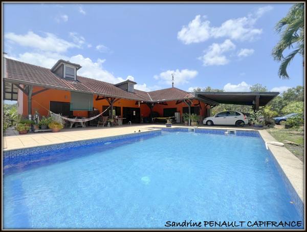A VENDRE A KOUROU (GUYANE FRANCAISE) UNE SPLENDIDE PROPRIETE - VILLA T4 DE 120 m² - POOL HOUSE - CARBET SUR PILOTIS - SUPERFICIE TERRAIN 2 HECTARES - AU PRIX DE 678 000 €.