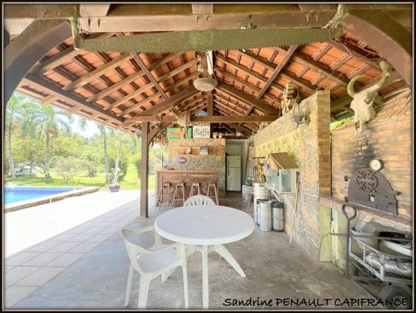 A VENDRE A KOUROU (GUYANE FRANCAISE) UNE SPLENDIDE PROPRIETE - VILLA T4 DE 120 m² - POOL HOUSE - CARBET SUR PILOTIS - SUPERFICIE TERRAIN 2 HECTARES - AU PRIX DE 678 000 €.
