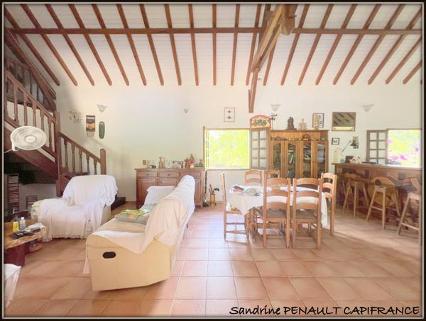 A VENDRE A KOUROU (GUYANE FRANCAISE) UNE SPLENDIDE PROPRIETE - VILLA T4 DE 120 m² - POOL HOUSE - CARBET SUR PILOTIS - SUPERFICIE TERRAIN 2 HECTARES - AU PRIX DE 678 000 €.