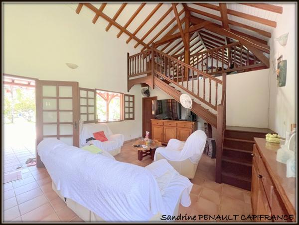 A VENDRE A KOUROU (GUYANE FRANCAISE) UNE SPLENDIDE PROPRIETE - VILLA T4 DE 120 m² - POOL HOUSE - CARBET SUR PILOTIS - SUPERFICIE TERRAIN 2 HECTARES - AU PRIX DE 678 000 €.