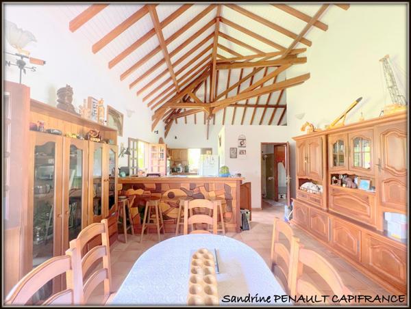 A VENDRE A KOUROU (GUYANE FRANCAISE) UNE SPLENDIDE PROPRIETE - VILLA T4 DE 120 m² - POOL HOUSE - CARBET SUR PILOTIS - SUPERFICIE TERRAIN 2 HECTARES - AU PRIX DE 678 000 €.