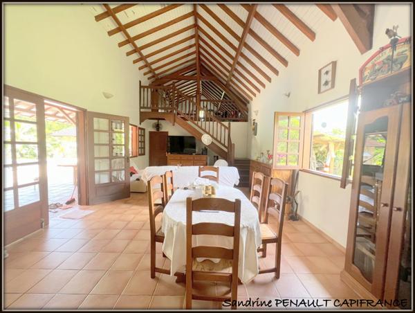 A VENDRE A KOUROU (GUYANE FRANCAISE) UNE SPLENDIDE PROPRIETE - VILLA T4 DE 120 m² - POOL HOUSE - CARBET SUR PILOTIS - SUPERFICIE TERRAIN 2 HECTARES - AU PRIX DE 678 000 €.