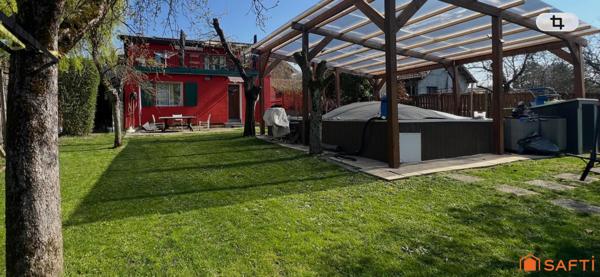 Maison à fort potentiel de 187m2 avec un terrain de 990m2 agrémenté d'une  piscine.