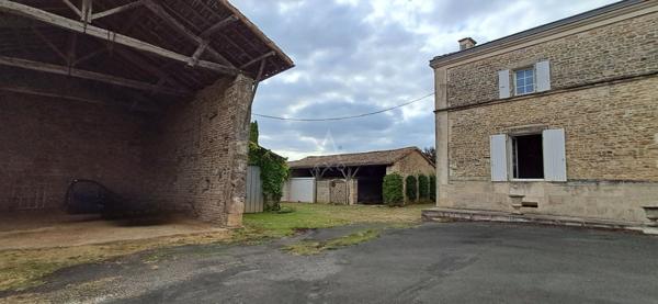 Maison charentaises avec dépendances