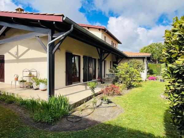 Grande maison familiale à Eysines avec jardin et garage.