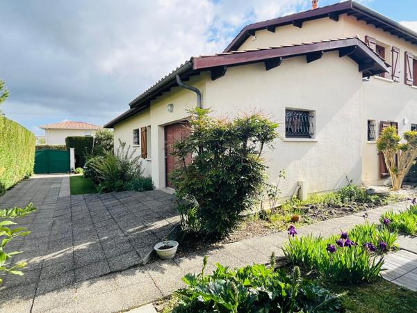 Grande maison familiale à Eysines avec jardin et garage.