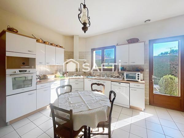 Grande maison familiale à Eysines avec jardin et garage.