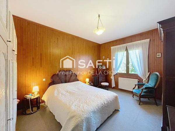 Grande maison familiale à Eysines avec jardin et garage.