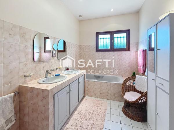 Grande maison familiale à Eysines avec jardin et garage.