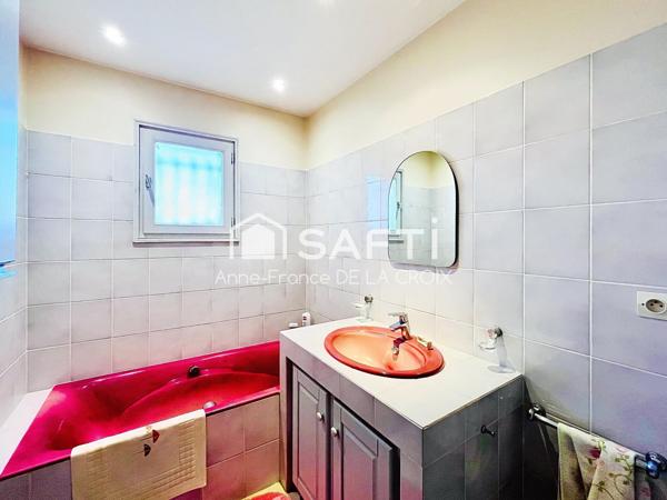 Grande maison familiale à Eysines avec jardin et garage.