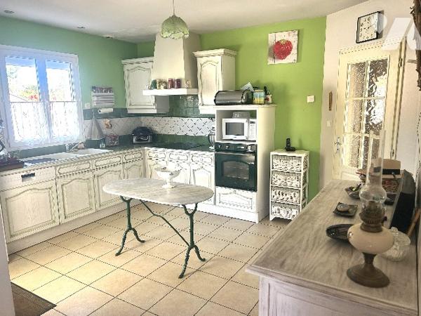 Dans lieu calme et non isolé, jolie maison récente de plain-pied avec garage et jardin clos