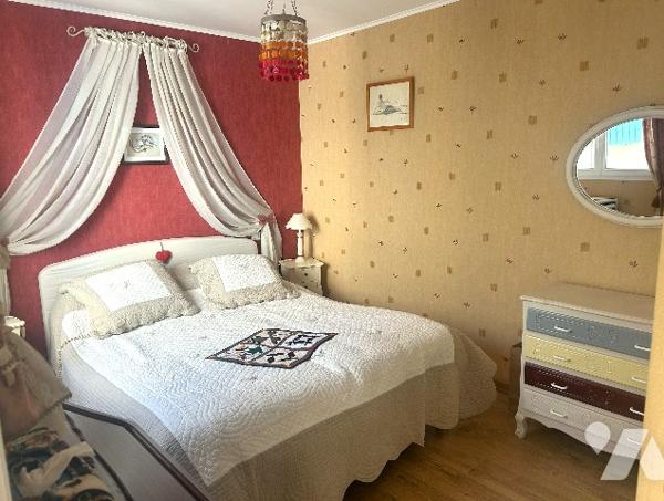 Dans lieu calme et non isolé, jolie maison récente de plain-pied avec garage et jardin clos