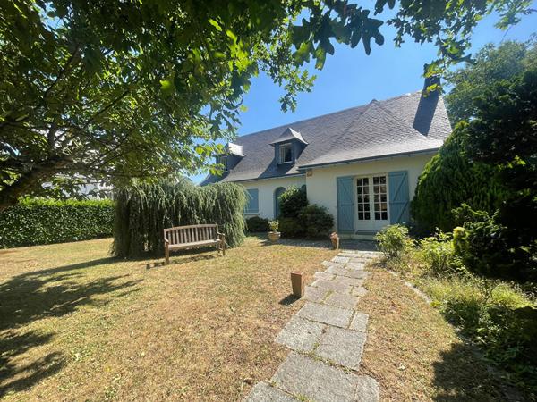 La Chapelle sur Erdre - Spacieuse maison en état impeccable comprenant une vaste pièce de vie ; ainsi que cinq chambres. Jardin et garage.