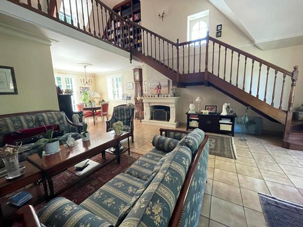 La Chapelle sur Erdre - Spacieuse maison en état impeccable comprenant une vaste pièce de vie ; ainsi que cinq chambres. Jardin et garage.