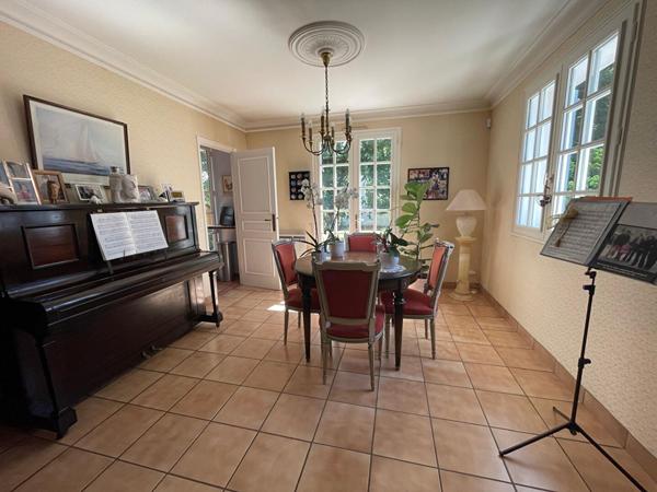 La Chapelle sur Erdre - Spacieuse maison en état impeccable comprenant une vaste pièce de vie ; ainsi que cinq chambres. Jardin et garage.