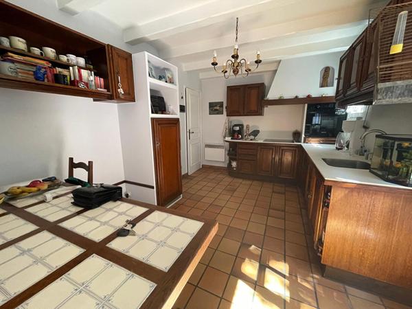 La Chapelle sur Erdre - Spacieuse maison en état impeccable comprenant une vaste pièce de vie ; ainsi que cinq chambres. Jardin et garage.