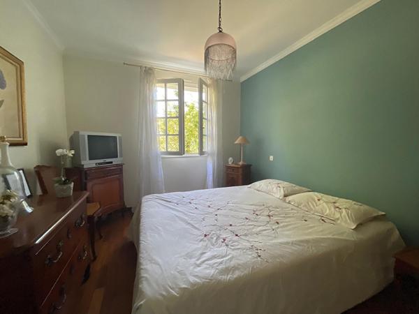 La Chapelle sur Erdre - Spacieuse maison en état impeccable comprenant une vaste pièce de vie ; ainsi que cinq chambres. Jardin et garage.