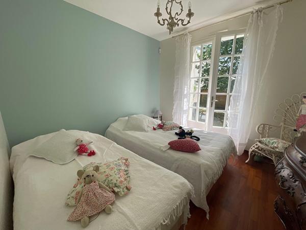 La Chapelle sur Erdre - Spacieuse maison en état impeccable comprenant une vaste pièce de vie ; ainsi que cinq chambres. Jardin et garage.