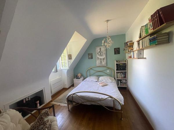 La Chapelle sur Erdre - Spacieuse maison en état impeccable comprenant une vaste pièce de vie ; ainsi que cinq chambres. Jardin et garage.