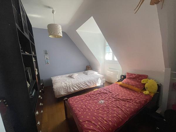 La Chapelle sur Erdre - Spacieuse maison en état impeccable comprenant une vaste pièce de vie ; ainsi que cinq chambres. Jardin et garage.