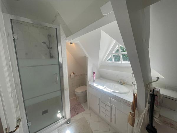 La Chapelle sur Erdre - Spacieuse maison en état impeccable comprenant une vaste pièce de vie ; ainsi que cinq chambres. Jardin et garage.