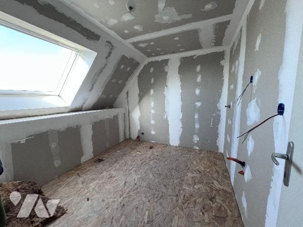 Bâtiment en cours de rénovation, d'une surface habitable d'environ 200m², avec un terrain de 3103m².