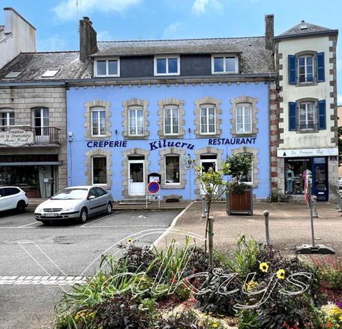 Immeuble mixte de caractère place centrale à Bannalec - investissement rentable