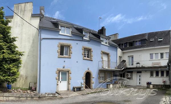 Immeuble mixte de caractère place centrale à Bannalec - investissement rentable