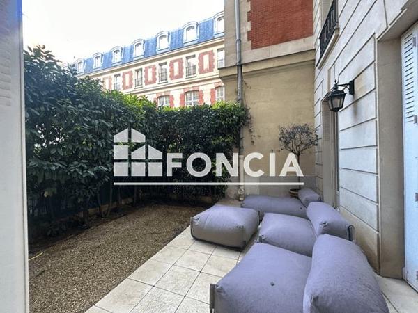 Location Appartement 3 pièces 72.32 m² - 18 RUE DE LA PENTHIEVRE Paris 75008
