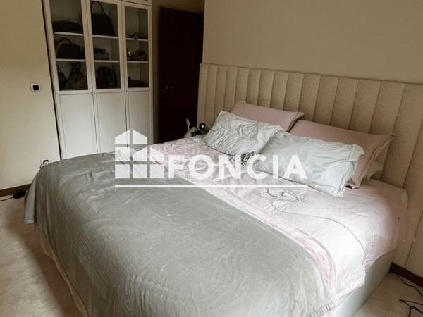 Location Appartement 3 pièces 72.32 m² - 18 RUE DE LA PENTHIEVRE Paris 75008