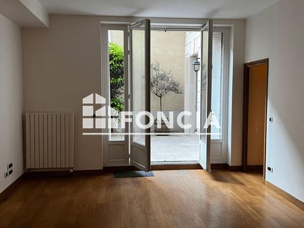 Location Appartement 3 pièces 72.32 m² - 18 RUE DE LA PENTHIEVRE Paris 75008