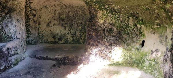 MAISON TROGLODYTIQUE  AVEC CAVES ET TERRAINS