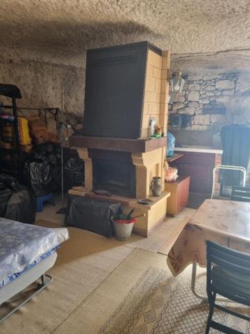 MAISON TROGLODYTIQUE  AVEC CAVES ET TERRAINS