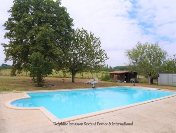 Grande maison familiale  avec piscine située à 3mns du centre d'un village