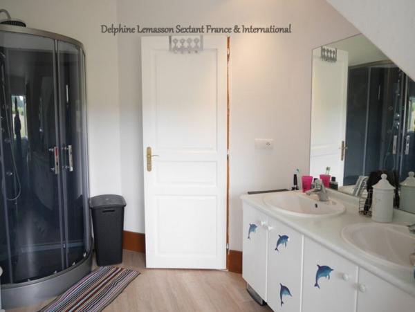 Grande maison familiale  avec piscine située à 3mns du centre d'un village