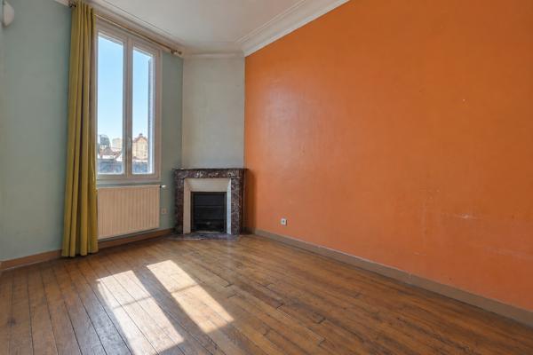PETITE GARENNE ! GARE À 1 MINUTE ! CHARME DE L'ANCIEN ! 3 PIÈCES 58 M² ! CHEMINÉE ! BEAU POTENTIEL