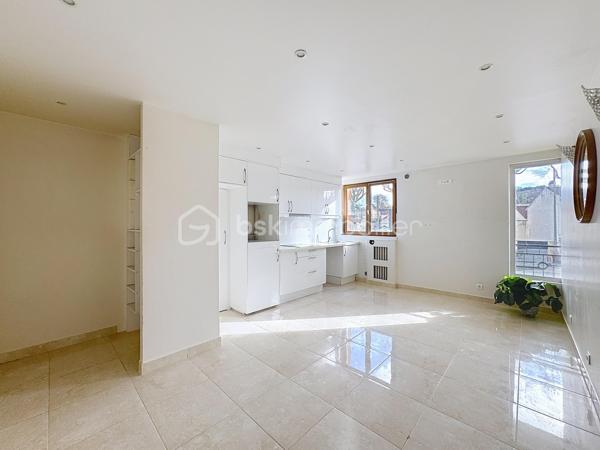 Situé en plein cœur de Viroflay, découvrez cet agréable appartement 3 pièces de 54 m², situé au 2ᵉ étage avec ascenseur, au sein d’une copropriété datant 1974.

L’appartement se distingue par sa belle luminosité et son emplacement privilégié. Vous bénéficiez d’un quotidien pratique et agréable, avec toutes les commodités accessibles à pied : commerces, services et transports.

Le bien se compose d’un espace de vie agréable ainsi que de deux chambres, offrant une configuration idéale aussi bien pour un couple que pour une petite famille ou un investissement.

Les atouts :
Appartement 3 pièces – 54 m²
2ᵉ étage avec ascenseur
Appartement lumineux
Toutes commodités accessibles à pied
Une cave
Une place de parking
Copropriété ancienne
DPE D

👉 Un appartement idéal pour profiter pleinement de la vie de Viroflay, dans un secteur recherché et pratique au quotidien.

Une visite s’impose pour découvrir tout son potentiel !
Une opportunité rare à exploiter sans tarder !

Sara Rodrigues BSK immobilier 
0633820735/ S.rodrigues@bskimmobilier.com