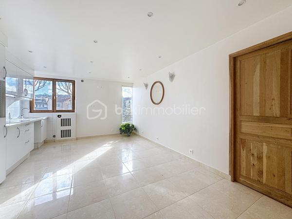 Situé en plein cœur de Viroflay, découvrez cet agréable appartement 3 pièces de 54 m², situé au 2ᵉ étage avec ascenseur, au sein d’une copropriété datant 1974.

L’appartement se distingue par sa belle luminosité et son emplacement privilégié. Vous bénéficiez d’un quotidien pratique et agréable, avec toutes les commodités accessibles à pied : commerces, services et transports.

Le bien se compose d’un espace de vie agréable ainsi que de deux chambres, offrant une configuration idéale aussi bien pour un couple que pour une petite famille ou un investissement.

Les atouts :
Appartement 3 pièces – 54 m²
2ᵉ étage avec ascenseur
Appartement lumineux
Toutes commodités accessibles à pied
Une cave
Une place de parking
Copropriété ancienne
DPE D

👉 Un appartement idéal pour profiter pleinement de la vie de Viroflay, dans un secteur recherché et pratique au quotidien.

Une visite s’impose pour découvrir tout son potentiel !
Une opportunité rare à exploiter sans tarder !

Sara Rodrigues BSK immobilier 
0633820735/ S.rodrigues@bskimmobilier.com