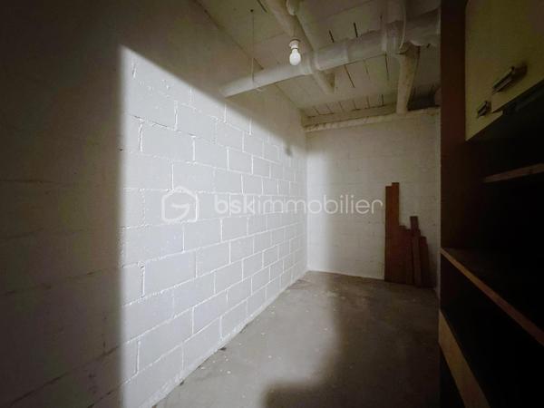 Situé en plein cœur de Viroflay, découvrez cet agréable appartement 3 pièces de 54 m², situé au 2ᵉ étage avec ascenseur, au sein d’une copropriété datant 1974.

L’appartement se distingue par sa belle luminosité et son emplacement privilégié. Vous bénéficiez d’un quotidien pratique et agréable, avec toutes les commodités accessibles à pied : commerces, services et transports.

Le bien se compose d’un espace de vie agréable ainsi que de deux chambres, offrant une configuration idéale aussi bien pour un couple que pour une petite famille ou un investissement.

Les atouts :
Appartement 3 pièces – 54 m²
2ᵉ étage avec ascenseur
Appartement lumineux
Toutes commodités accessibles à pied
Une cave
Une place de parking
Copropriété ancienne
DPE D

👉 Un appartement idéal pour profiter pleinement de la vie de Viroflay, dans un secteur recherché et pratique au quotidien.

Une visite s’impose pour découvrir tout son potentiel !
Une opportunité rare à exploiter sans tarder !

Sara Rodrigues BSK immobilier 
0633820735/ S.rodrigues@bskimmobilier.com