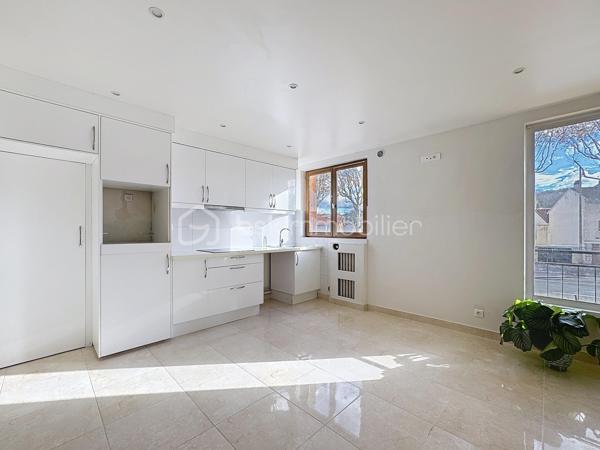 Situé en plein cœur de Viroflay, découvrez cet agréable appartement 3 pièces de 54 m², situé au 2ᵉ étage avec ascenseur, au sein d’une copropriété datant 1974.

L’appartement se distingue par sa belle luminosité et son emplacement privilégié. Vous bénéficiez d’un quotidien pratique et agréable, avec toutes les commodités accessibles à pied : commerces, services et transports.

Le bien se compose d’un espace de vie agréable ainsi que de deux chambres, offrant une configuration idéale aussi bien pour un couple que pour une petite famille ou un investissement.

Les atouts :
Appartement 3 pièces – 54 m²
2ᵉ étage avec ascenseur
Appartement lumineux
Toutes commodités accessibles à pied
Une cave
Une place de parking
Copropriété ancienne
DPE D

👉 Un appartement idéal pour profiter pleinement de la vie de Viroflay, dans un secteur recherché et pratique au quotidien.

Une visite s’impose pour découvrir tout son potentiel !
Une opportunité rare à exploiter sans tarder !

Sara Rodrigues BSK immobilier 
0633820735/ S.rodrigues@bskimmobilier.com
