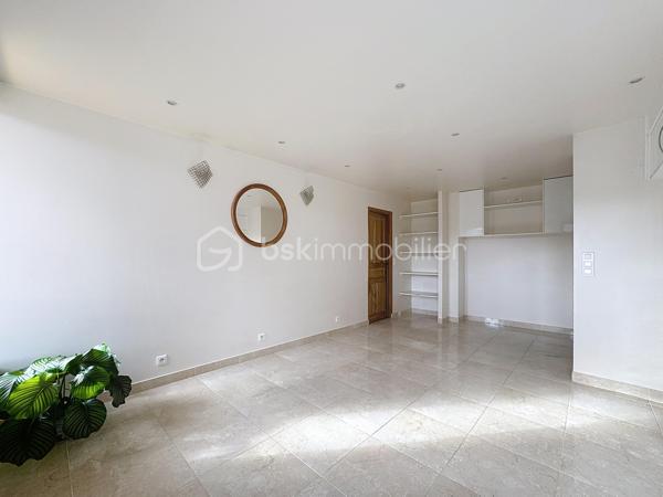 Situé en plein cœur de Viroflay, découvrez cet agréable appartement 3 pièces de 54 m², situé au 2ᵉ étage avec ascenseur, au sein d’une copropriété datant 1974.

L’appartement se distingue par sa belle luminosité et son emplacement privilégié. Vous bénéficiez d’un quotidien pratique et agréable, avec toutes les commodités accessibles à pied : commerces, services et transports.

Le bien se compose d’un espace de vie agréable ainsi que de deux chambres, offrant une configuration idéale aussi bien pour un couple que pour une petite famille ou un investissement.

Les atouts :
Appartement 3 pièces – 54 m²
2ᵉ étage avec ascenseur
Appartement lumineux
Toutes commodités accessibles à pied
Une cave
Une place de parking
Copropriété ancienne
DPE D

👉 Un appartement idéal pour profiter pleinement de la vie de Viroflay, dans un secteur recherché et pratique au quotidien.

Une visite s’impose pour découvrir tout son potentiel !
Une opportunité rare à exploiter sans tarder !

Sara Rodrigues BSK immobilier 
0633820735/ S.rodrigues@bskimmobilier.com