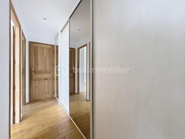 Situé en plein cœur de Viroflay, découvrez cet agréable appartement 3 pièces de 54 m², situé au 2ᵉ étage avec ascenseur, au sein d’une copropriété datant 1974.

L’appartement se distingue par sa belle luminosité et son emplacement privilégié. Vous bénéficiez d’un quotidien pratique et agréable, avec toutes les commodités accessibles à pied : commerces, services et transports.

Le bien se compose d’un espace de vie agréable ainsi que de deux chambres, offrant une configuration idéale aussi bien pour un couple que pour une petite famille ou un investissement.

Les atouts :
Appartement 3 pièces – 54 m²
2ᵉ étage avec ascenseur
Appartement lumineux
Toutes commodités accessibles à pied
Une cave
Une place de parking
Copropriété ancienne
DPE D

👉 Un appartement idéal pour profiter pleinement de la vie de Viroflay, dans un secteur recherché et pratique au quotidien.

Une visite s’impose pour découvrir tout son potentiel !
Une opportunité rare à exploiter sans tarder !

Sara Rodrigues BSK immobilier 
0633820735/ S.rodrigues@bskimmobilier.com