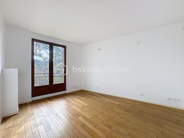 Situé en plein cœur de Viroflay, découvrez cet agréable appartement 3 pièces de 54 m², situé au 2ᵉ étage avec ascenseur, au sein d’une copropriété datant 1974.

L’appartement se distingue par sa belle luminosité et son emplacement privilégié. Vous bénéficiez d’un quotidien pratique et agréable, avec toutes les commodités accessibles à pied : commerces, services et transports.

Le bien se compose d’un espace de vie agréable ainsi que de deux chambres, offrant une configuration idéale aussi bien pour un couple que pour une petite famille ou un investissement.

Les atouts :
Appartement 3 pièces – 54 m²
2ᵉ étage avec ascenseur
Appartement lumineux
Toutes commodités accessibles à pied
Une cave
Une place de parking
Copropriété ancienne
DPE D

👉 Un appartement idéal pour profiter pleinement de la vie de Viroflay, dans un secteur recherché et pratique au quotidien.

Une visite s’impose pour découvrir tout son potentiel !
Une opportunité rare à exploiter sans tarder !

Sara Rodrigues BSK immobilier 
0633820735/ S.rodrigues@bskimmobilier.com