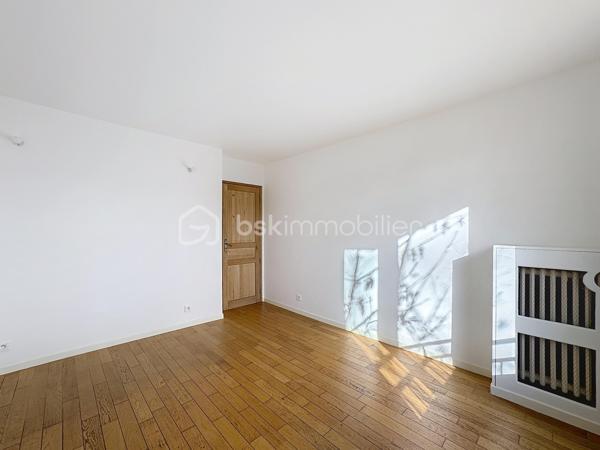 Situé en plein cœur de Viroflay, découvrez cet agréable appartement 3 pièces de 54 m², situé au 2ᵉ étage avec ascenseur, au sein d’une copropriété datant 1974.

L’appartement se distingue par sa belle luminosité et son emplacement privilégié. Vous bénéficiez d’un quotidien pratique et agréable, avec toutes les commodités accessibles à pied : commerces, services et transports.

Le bien se compose d’un espace de vie agréable ainsi que de deux chambres, offrant une configuration idéale aussi bien pour un couple que pour une petite famille ou un investissement.

Les atouts :
Appartement 3 pièces – 54 m²
2ᵉ étage avec ascenseur
Appartement lumineux
Toutes commodités accessibles à pied
Une cave
Une place de parking
Copropriété ancienne
DPE D

👉 Un appartement idéal pour profiter pleinement de la vie de Viroflay, dans un secteur recherché et pratique au quotidien.

Une visite s’impose pour découvrir tout son potentiel !
Une opportunité rare à exploiter sans tarder !

Sara Rodrigues BSK immobilier 
0633820735/ S.rodrigues@bskimmobilier.com